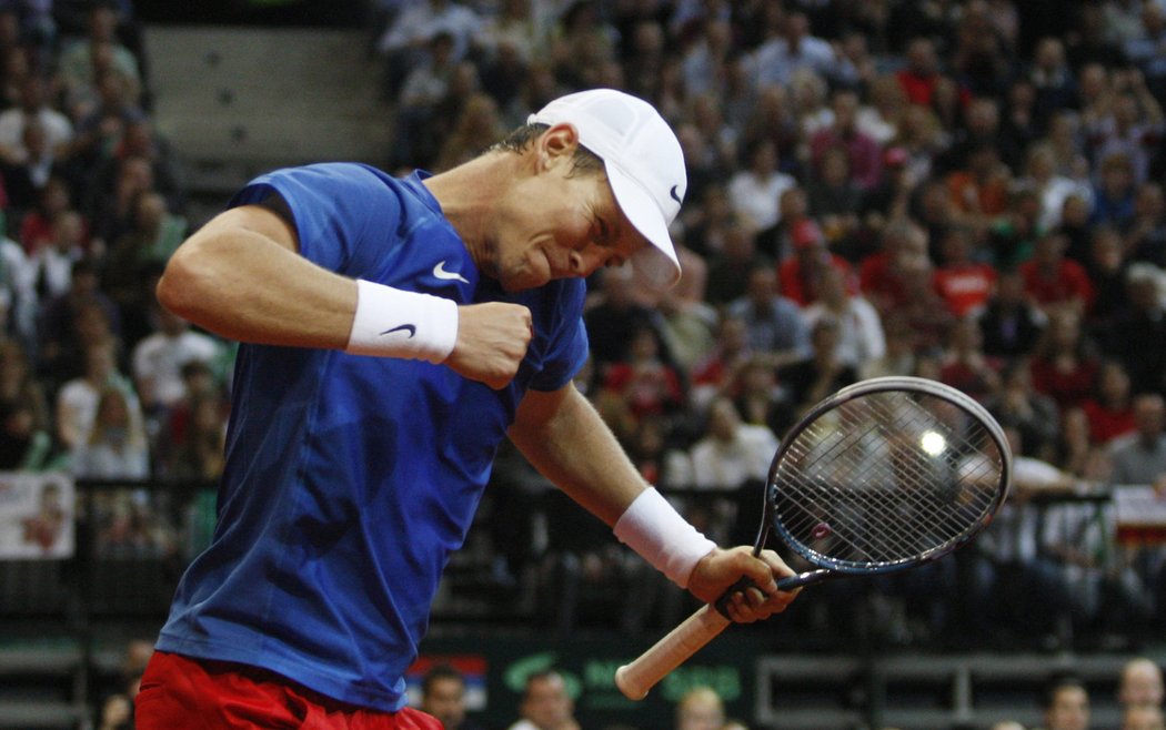 Je to tam! Tomáš Berdych udlolal po třech vítězných tiebreacích Janka Tipsareviče a rozhodl o postupu českého týmu do semifinále Davis Cupu