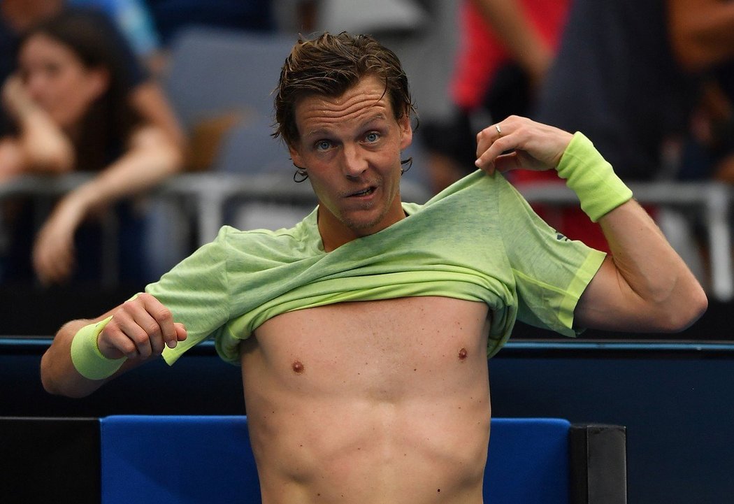 Tomáš Berdych ve velkém vedru měnil tričko