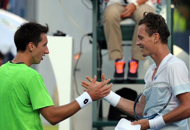 Tomas Berdych si podává ruku se Sergeje Stakhovským, kterého na turnaji v Dubaji porazil hladce ve dvou setech Tomas Berdych si podává ruku se Sergeje Stakhovským, kterého na turnaji v Dubaji porazil hladce ve dvou setech