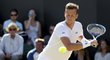 Tomáš Berdych se natahuje po míči v osmifinále Wimbledonu s Gillesem Simonem