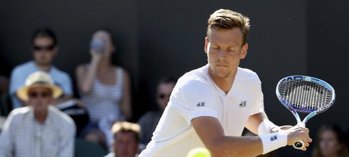 Tomáš Berdych se natahuje po míči v osmifinále Wimbledonu s Gillesem Simonem