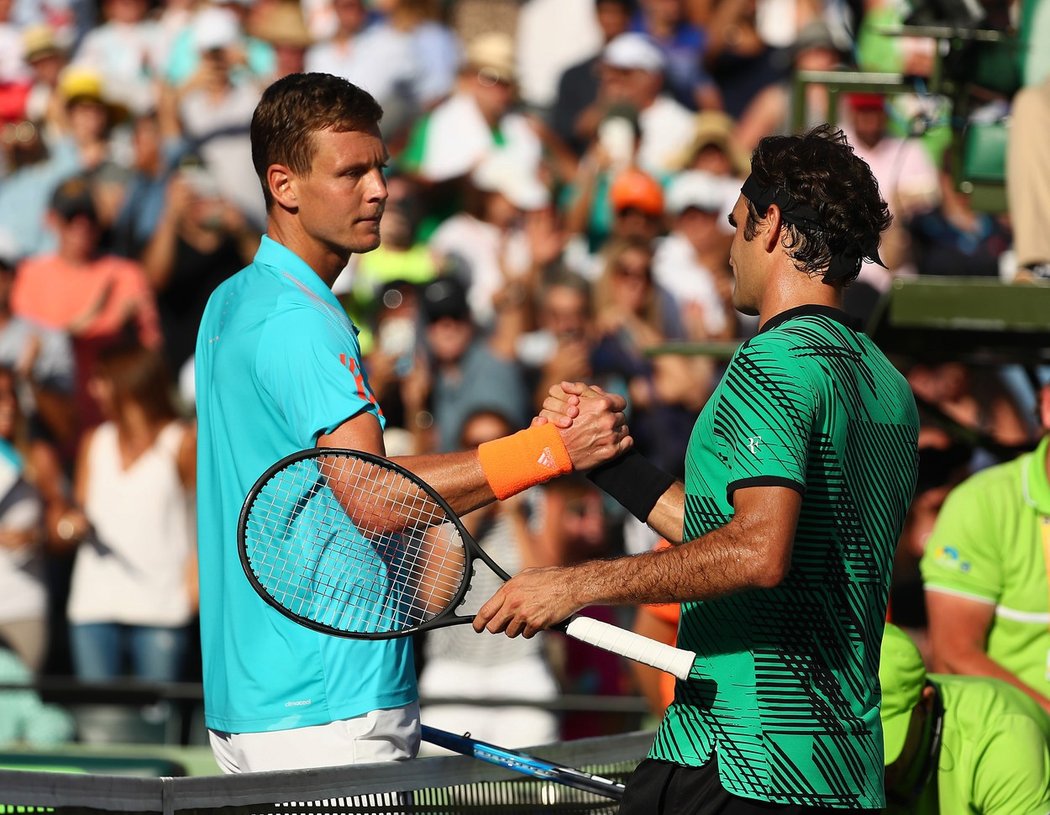 Tomáš Berdych gratuluje Rogeru Federerovi k postupu na turnaji v Miami