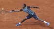 Domácí hráč antukového French Open Gael Monfils v duelu s Tomášem Berdychem