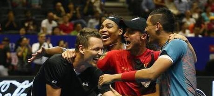 Takhle slavili český tenista Tomáš Berdych a jeho spoluhráči první výhru na exhibičním turnaji v Indii 