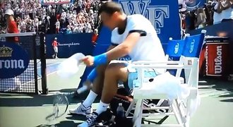 VIDEO: Berdych nevyužil ve finále tři mečboly a vzteky rozmlátil raketu!