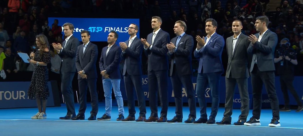 Tomáš Berdych (druhý zleva) a Radek Štěpánek (pátý zleva) při děkovném ceremoniálu na Turnaji mistrů v Londýně, kde ATP poděkovala tenistům za jejich bohaté kariéry