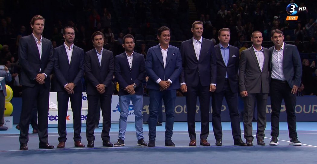 Tomáš Berdych (první zleva) a Radek Štěpánek (druhý zleva) při děkovném ceremoniálu na Turnaji mistrů v Londýně, kde ATP poděkovala tenistům za jejich bohaté kariéry