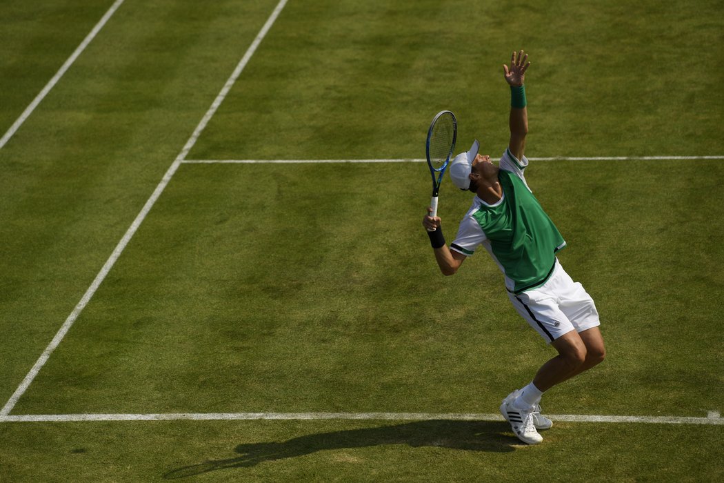 Český tenista Tomáš Berdych během utkání 1. kola na travnatém turnaji v Londýně