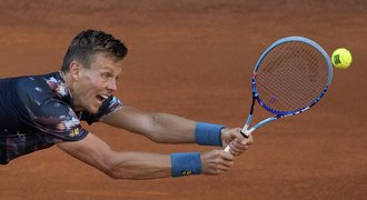 PARÁDA. Berdych v Madridu udolal Isnera, Kvitová už je ve finále