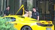 Manželka Tomáše Berdycha Ester vystupuje z luxusního vozidla