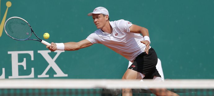 Český tenista Tomáš Berdych na turnaji v Monte Carlu vypadl překvapivě už v osmifinále na raketě Itala Fabia Fogniniho