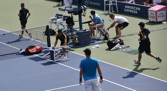 Komický moment rozesmál US Open: Vítr odfoukl tašku i s židlemi