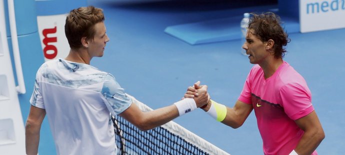 Tomáš Berdych přijímá gratulaci od Rafaela Nadala