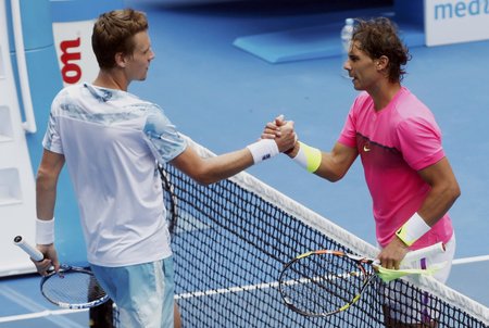 Tomáš Berdych přijímá gratulaci od Rafaela Nadala