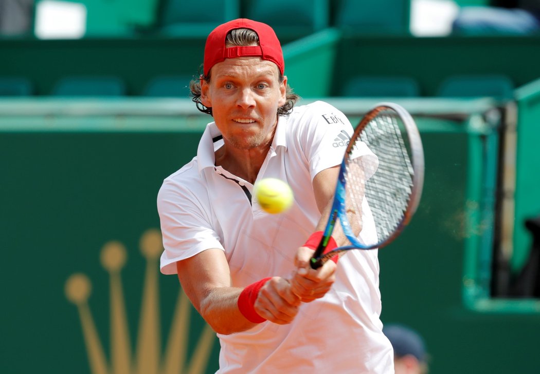 Český tenista Tomáš Berdych v utkání s Japoncem Nišikorim na turnaji v Monte Carlu