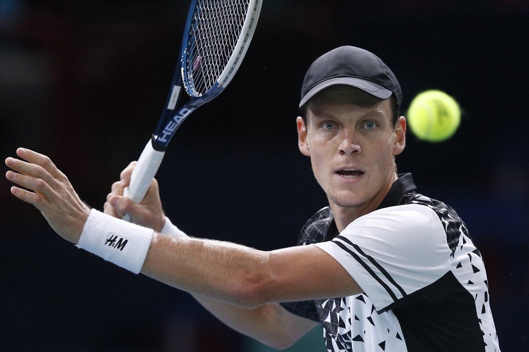 Tomáš Berdych v Paříži porazil domácího Mannarina 2:1 na sety a přiblížil se postupu na Turnaj mistrů