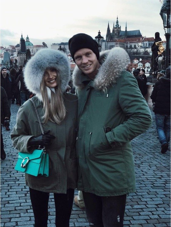 Tomáš Berdych s manželkou Ester vyrazili na vánoční vycházku Prahoul