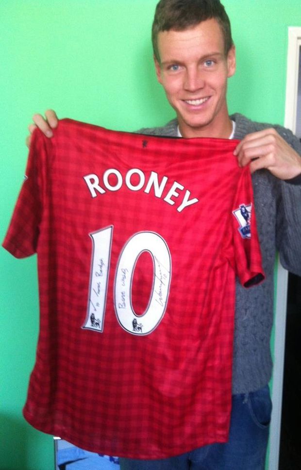 Tomáš Berdych se na facebooku pochlubil dresem Manchesteru United s podpisem Waynea Rooneyho Tomáš Berdych se na facebooku pochlubil dresem Manchesteru United s podpisem Waynea Rooneyho