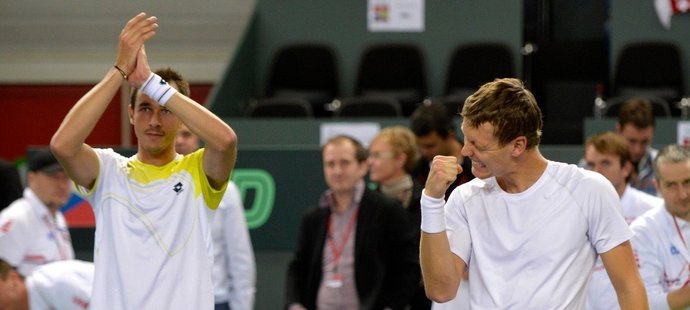 Tomáš Berdych a Lukáš Rosol vyhráli nekonečnou čtyřhru po více než sedmi hodinách boje