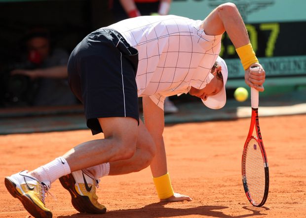 Tomáš Berdych se sbírá z pařížské antuky. Tomáš Berdych se sbírá z pařížské antuky.