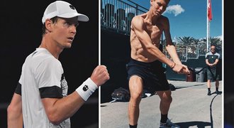 Ester musí mít radost. Dříč Berdych vystavil svaly jako Ronaldo!