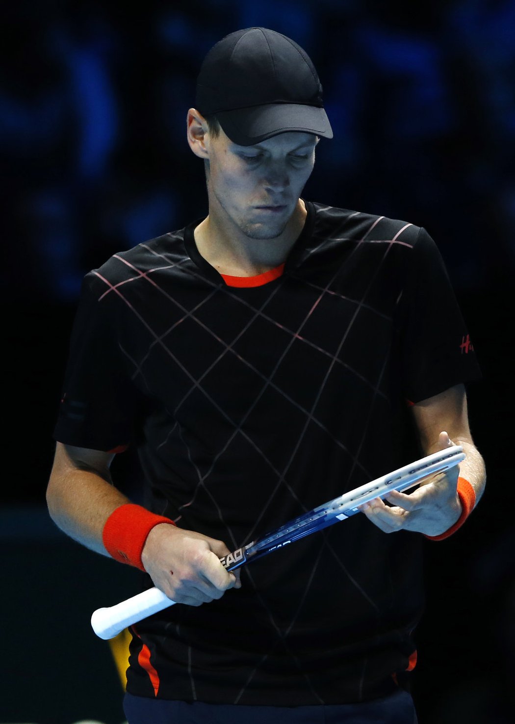 Tenista Tomáš Berdych vstoupil i popáté do prestižního Turnaje mistrů porážkou. Český hráč stejně jako loni v londýnské O2 areně na úvod skupiny A nestačil na Švýcara Stana Wawrinku, dnes mu podlehl nečekaně hladce dvakrát 1:6 za pouhých 58 minut.