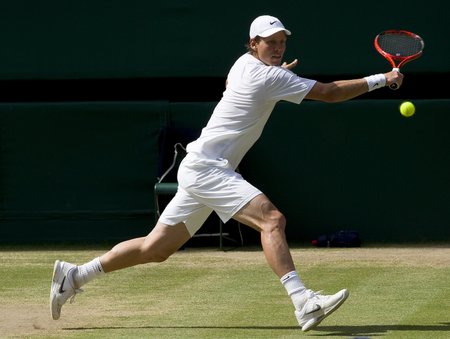 Berdych si ve čtvrtfinále Wimbledonu 2010 poradil s Federerem