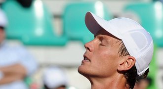 Bezradný Berdych: Trefil to i prasklou strunou