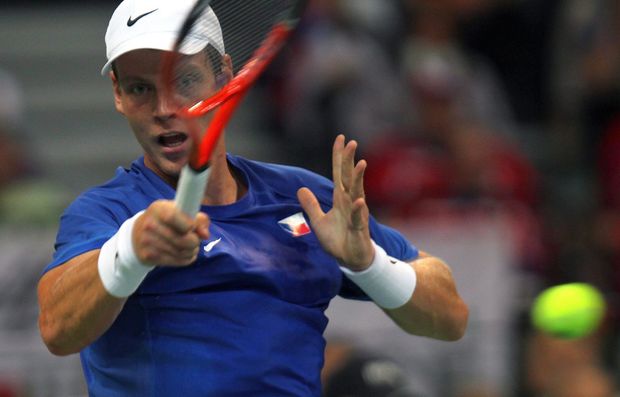 Tomáš Berdych bojuje o druhý bod pro Česko. Tomáš Berdych bojuje o druhý bod pro Česko.