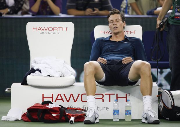 Vyčerpaný Tomáš Berdych během utkání s Robredem Vyčerpaný Tomáš Berdych během utkání s Robredem