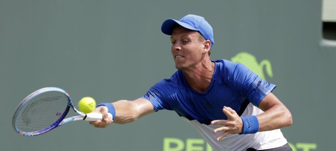 Tomáš Berdych se natahuje po forhendovém úderu