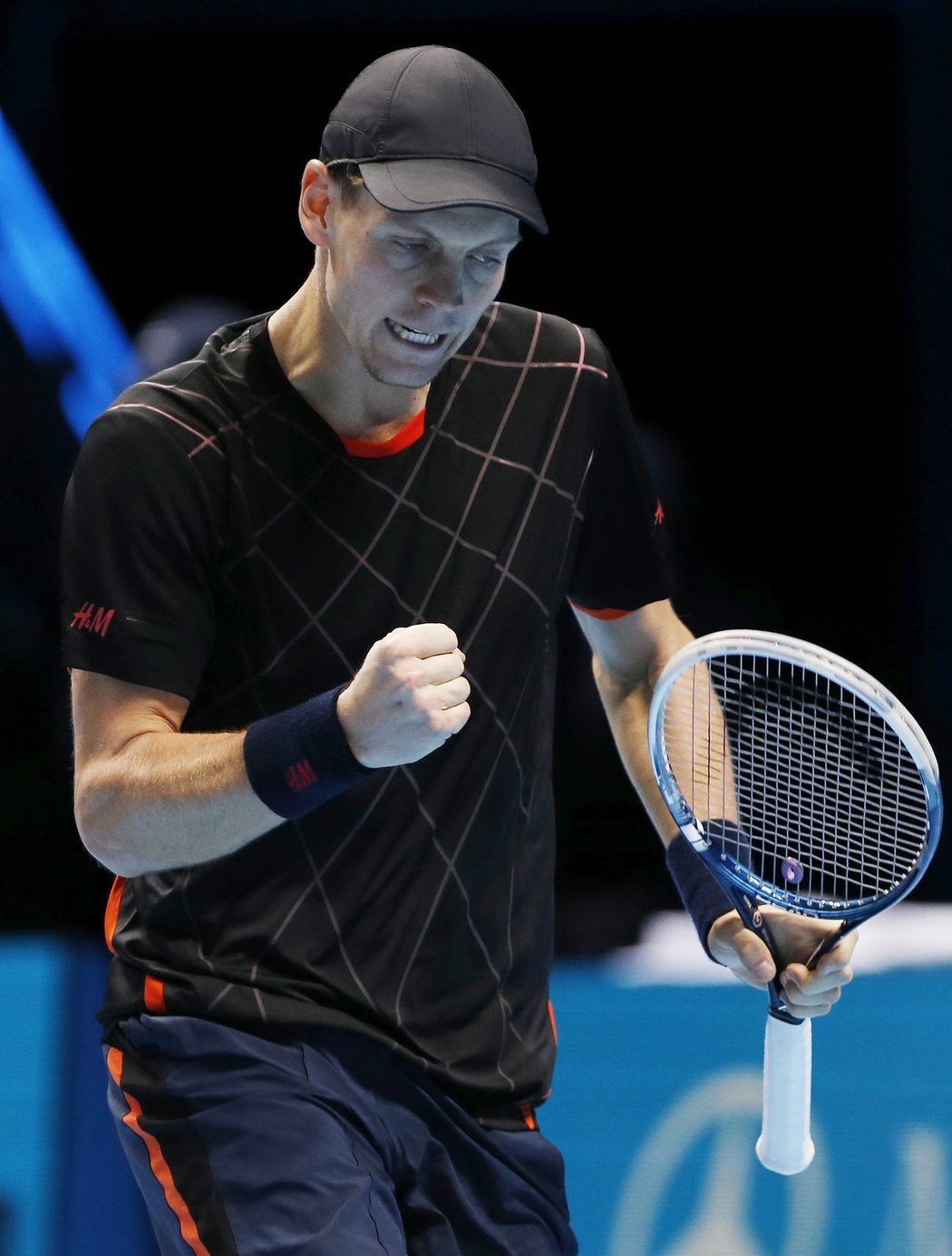 Tenista Tomáš Berdych má stále naději na postup do semifinále Turnaje mistrů. Sedmý hráč světa dnes v londýnské O2 areně porazil Chorvata Marina Čiliče 6:3 a 6:1, ve skupině A tak má na kontě výhru a porážku.