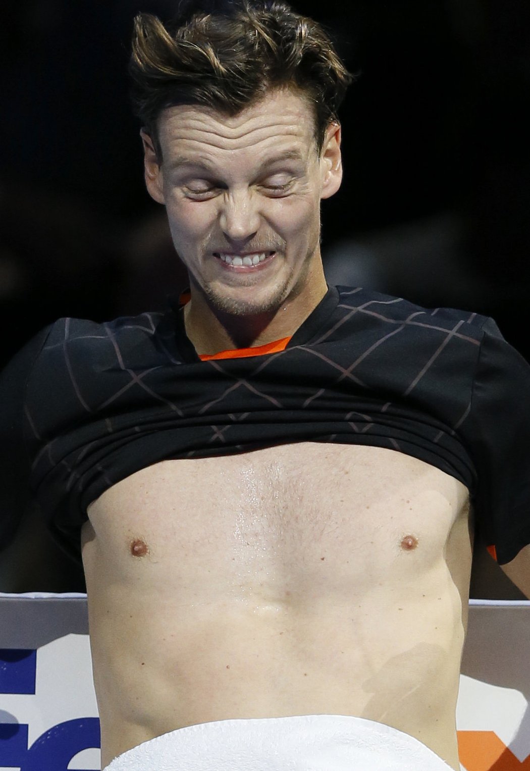 Tomáš Berdych prohrál na Turnaji mistrů se Srbem Novakem Djokovičem dvakrát 2:6 a do semifinále nepostoupí. Žádný výsledek večerního duelu Chorvata Marina Čiliče se Švýcarem Stanem Wawrinkou už českého hráče na druhé místo skupiny A neposune.