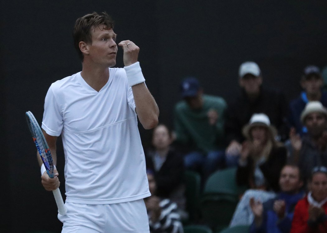 Tomáš Berdych měl k průběhu osmifinále Wimbledonu s Jiřím Veselým řadu výhrad