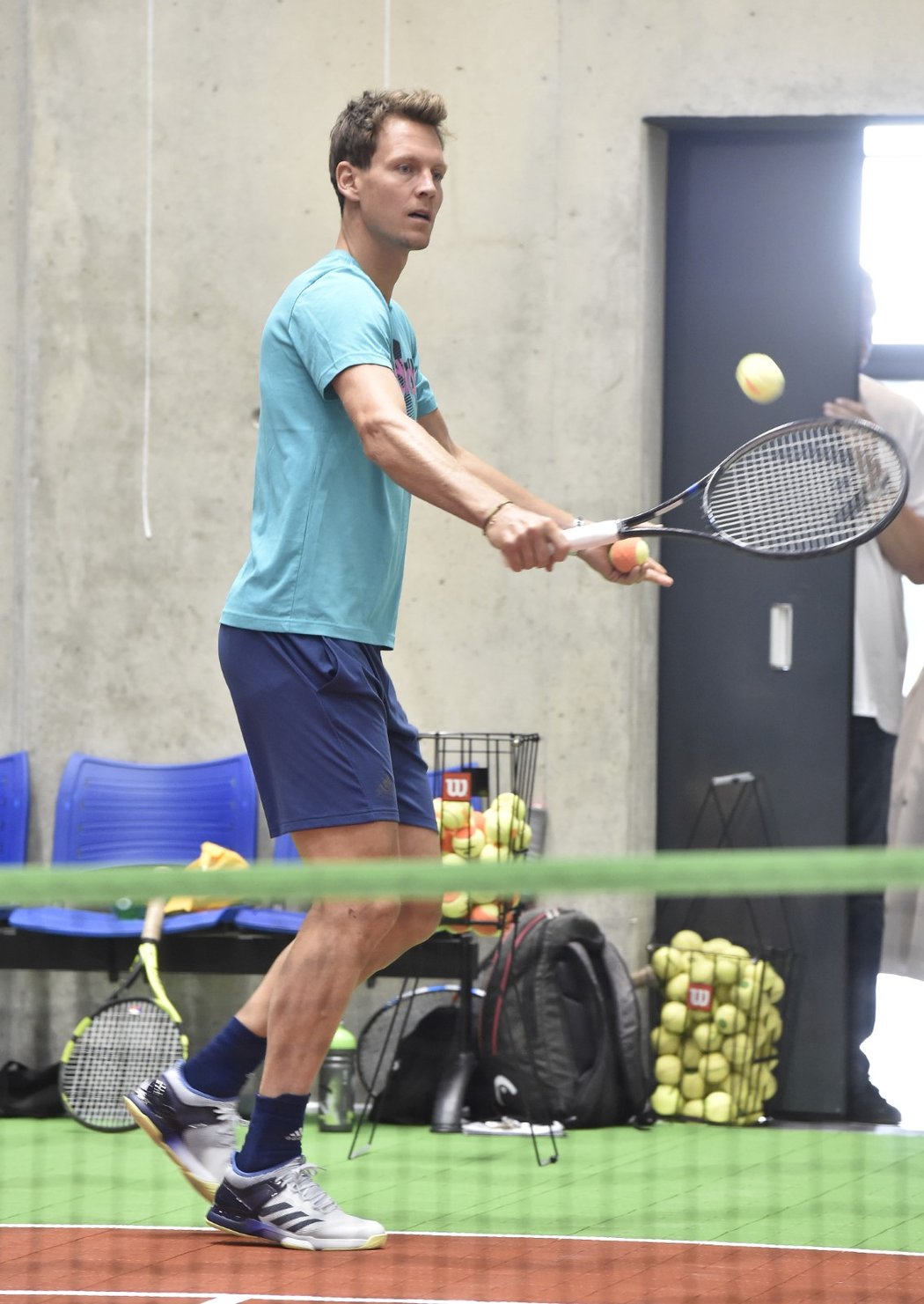 Tomáš Berdych při ukázkovém tréninku s malými tenisty při otvírání nové haly v Prostějově