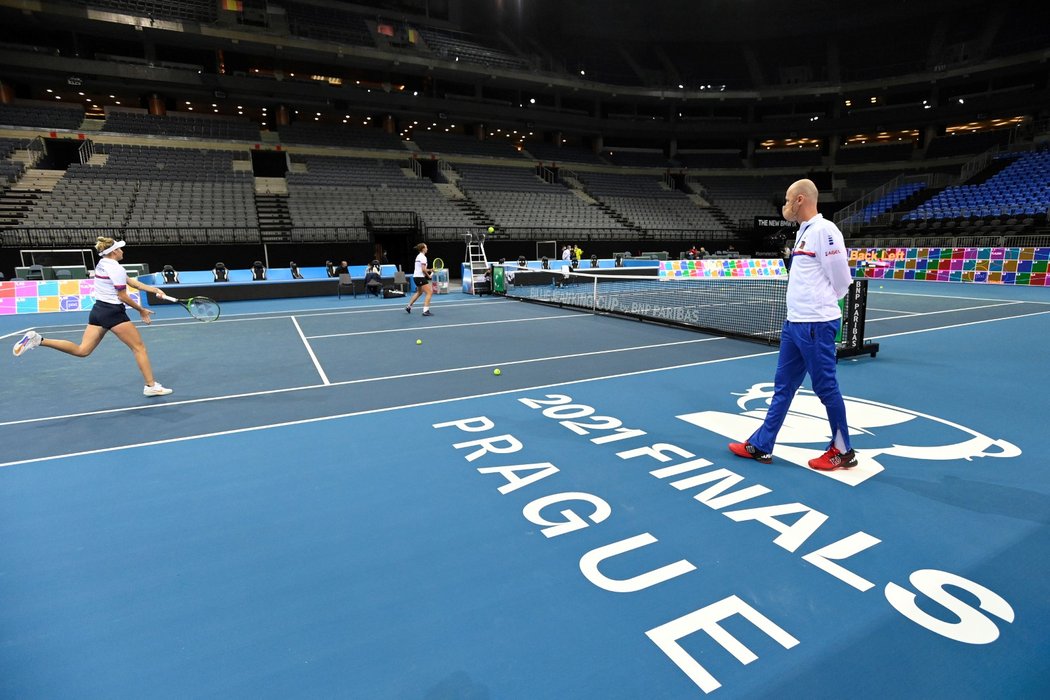 Barbora Krejčíková, Markéta Vondroušová a kapitán týmu Petr Pála