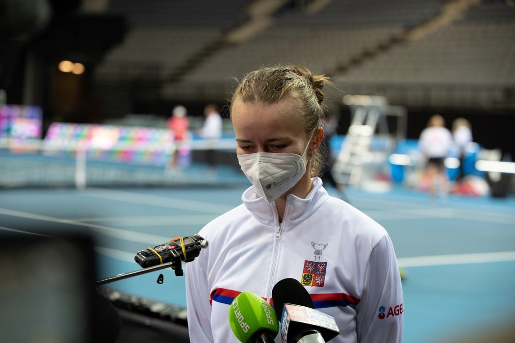 Barbora Krejčíková během rozhovoru s médii