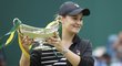 Ashleigh Barty s pohárem pro vítězku turnaje v Birminghamu, díky triumfu se stala světovou jedničkou