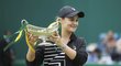 Ashleigh Barty s pohárem pro vítězku turnaje v Birminghamu, díky triumfu se stala světovou jedničkou