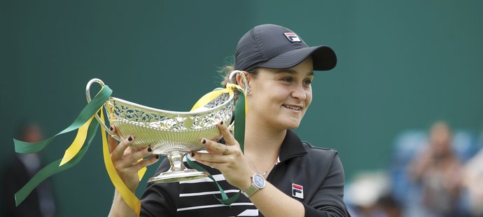 Ashleigh Barty s pohárem pro vítězku turnaje v Birminghamu, díky triumfu se stala světovou jedničkou