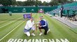 Lucie Hradecká s Marií Bouzkovou pózují s trofejí pro vítězky čtyřhry na turnaji v Birminghamu