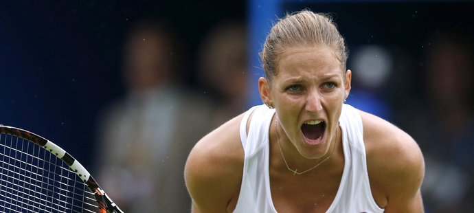 Karolína Plíšková se raduje po triumfu nad Kristinou Mladenovicovou z postupu do finále turnaje v Birminghamu