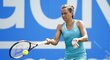 Česká tenistka Barbora Strýcová na travnatém turnaji v Birminghamu během utkání 1. kola