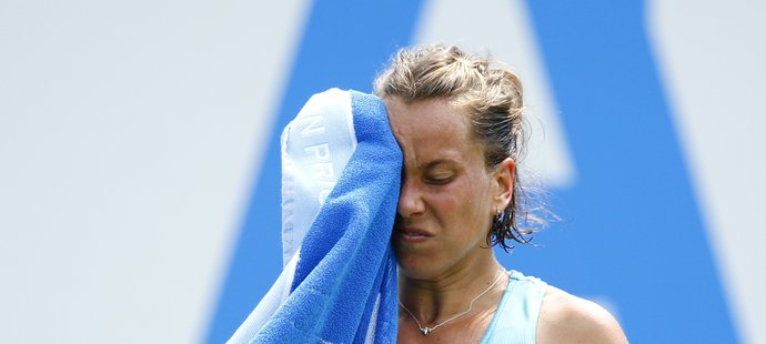 Česká tenistka Barbora Strýcová na travnatém turnaji v Birminghamu během utkání 1. kola