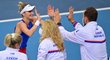 Markéta Vondroušová slaví s celým týmem výhru nad Andreou Petkovicovou