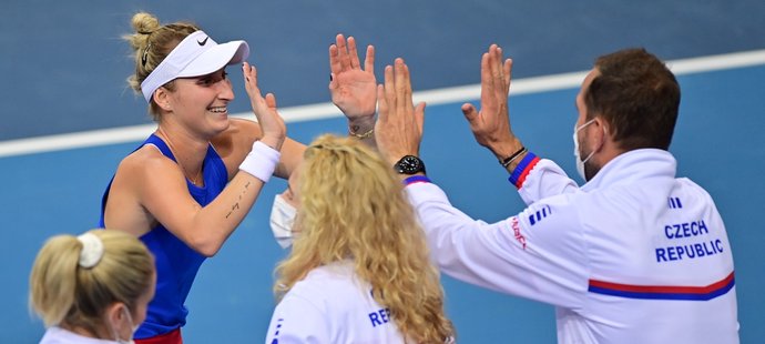 Markéta Vondroušová slaví s celým týmem výhru nad Andreou Petkovicovou