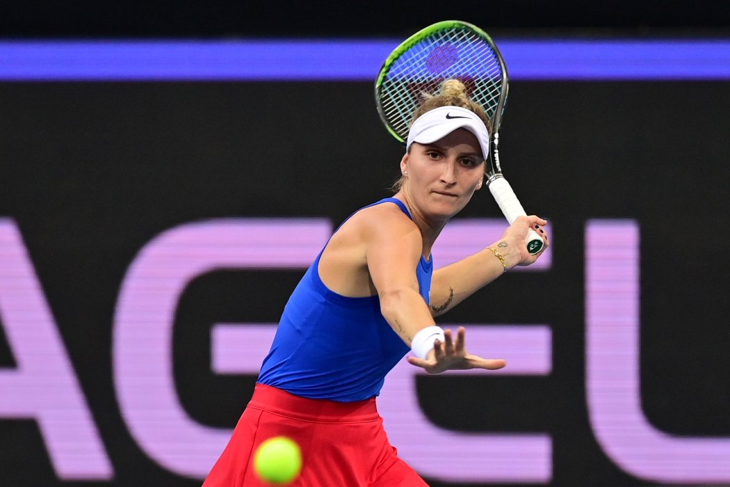 Markéta Vondroušová si v prvním setu pohrála s Petkovicovou 6:1