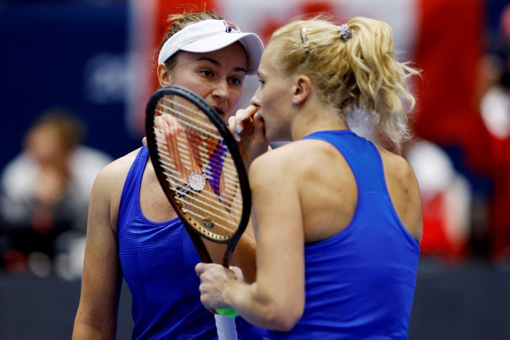 Barbora Krejčíková a Kateřina Siniaková v rozhodující čtyřhře v semifinále BJK Cupu proti Kanadě