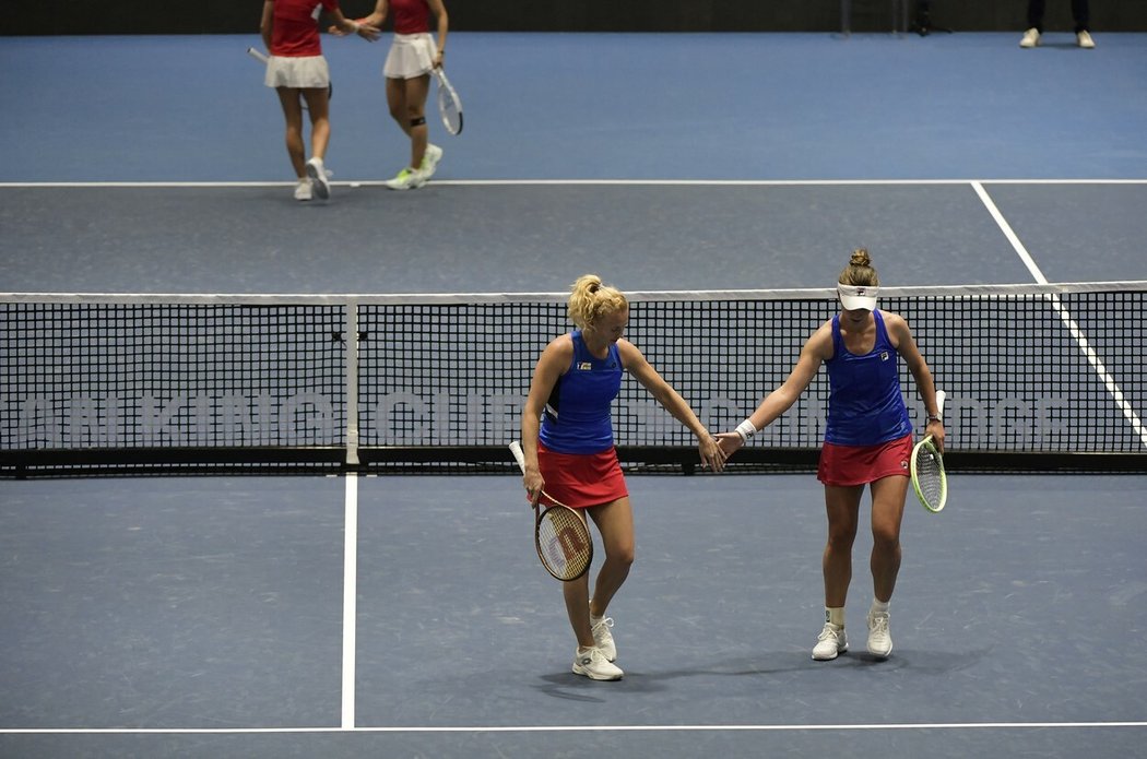 Sehrané duo Kateřina Siniaková a Barbora Krejčíková vítězstvím ve čtyřhře přispělo k triumfu nad Švýcarkami