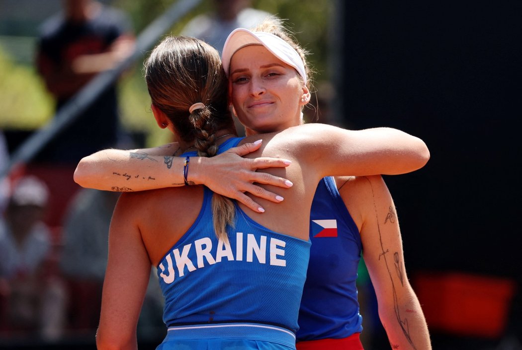 Marta Kosťuková gratuluje Markétě Vondroušové k výhře v kvalifikace Billie Jean King Cupu